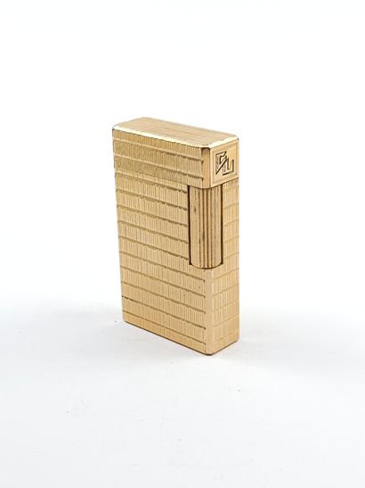 DUPONT 
Briquet en métal doré guilloché
Dans...