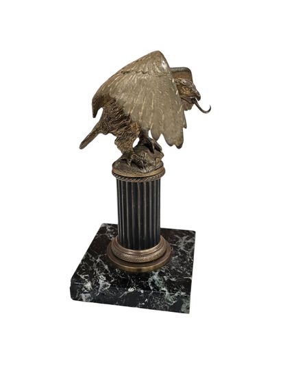 Porte-montre figurant un aigle en régule...