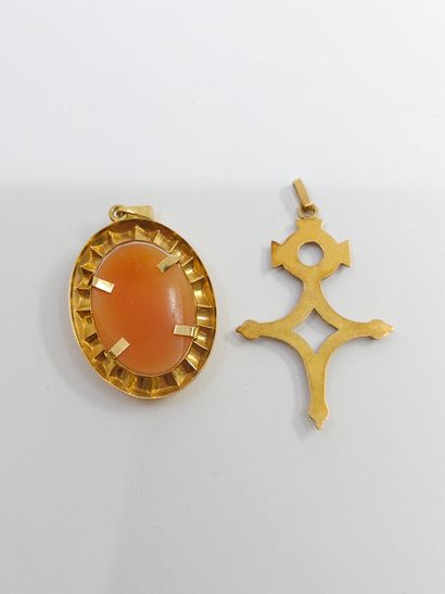 LOT of 750° gold including : 
Shell cameo...