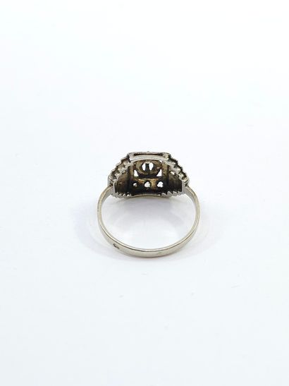 BAGUE en or gris 750° ornée de diamants et...