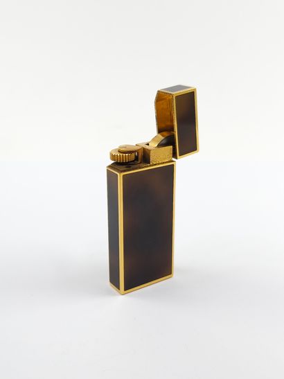 MUST de CARTIER 
Briquet en métal doré et...
