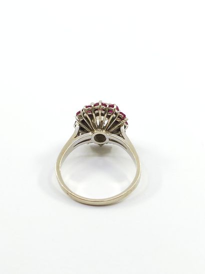 Daisy ring in 750° white gold set with a...
