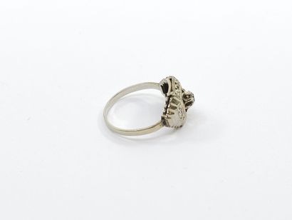 BAGUE en or gris 750° ornée de diamants et...