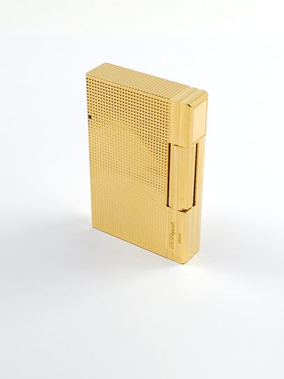DUPONT 
Briquet en métal doré guilloché 
Dans...