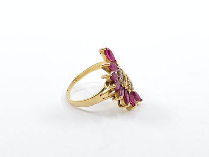 BAGUE en or deux tons 750° ornée de rubis...