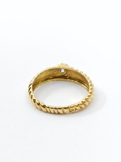 RING in 750° yellow gold set with a diamond...