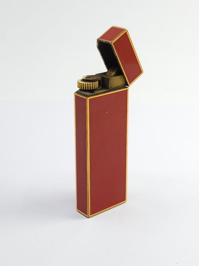 CARTIER 
Briquet en métal doré et laque