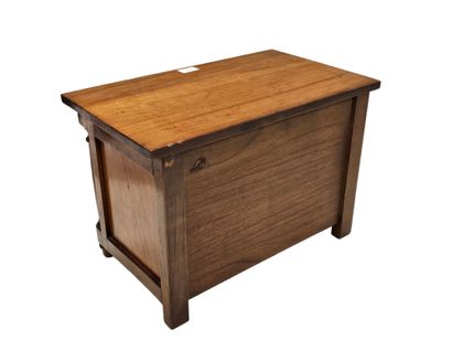 Commode de maitrise de style Empire en noyer...