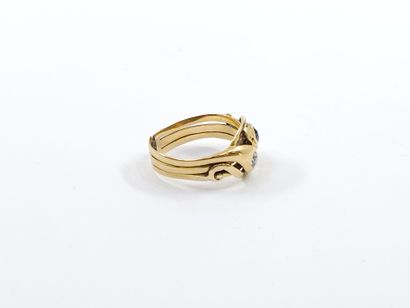 BAGUE en or jaune 750° ornée de saphir et...