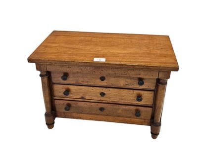 Commode de maitrise de style Empire en noyer...