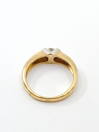 Two-tone 750° gold semi-set solitaire ring...