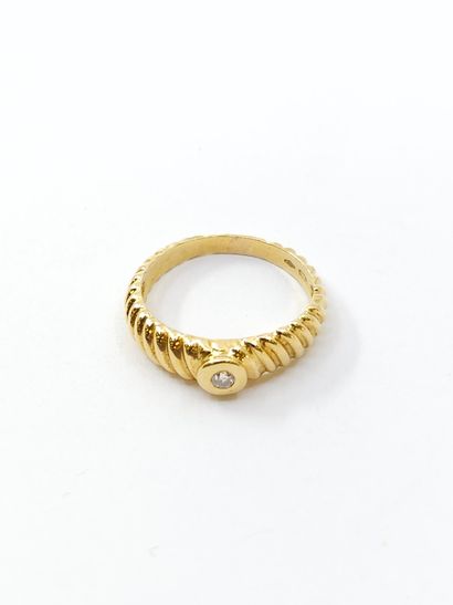 RING in 750° yellow gold set with a diamond...