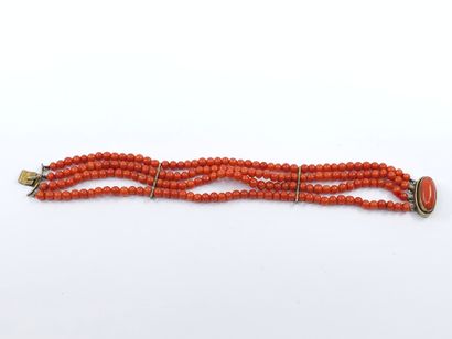 BRACELET quatre rangs de corail fermoir en...