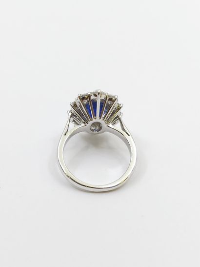 Daisy ring in 750° white gold set with a...