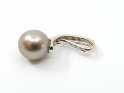 PENDENTIF en or gris 750° ornée d'une perle...
