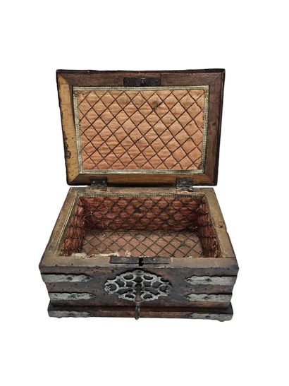 COFFRET A BIJOUX EN BOIS ET METAL 
Ouvrant...