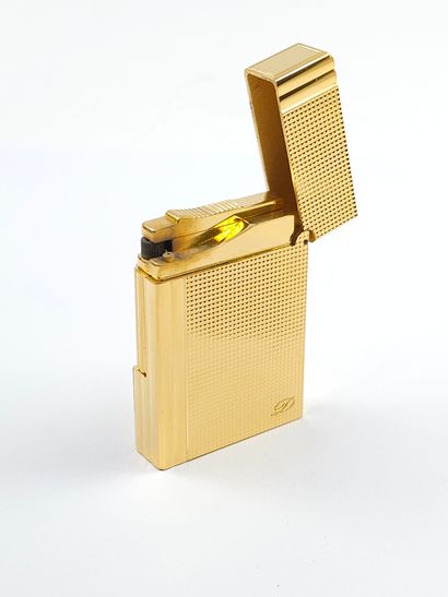 DUPONT 
Briquet en métal doré guilloché 
Dans...