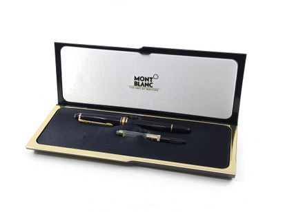 UN MONTBLANC
Stylo à plume 
Dans sa boîte...