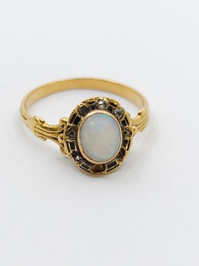 BAGUE en or jaune 750° ornée d'une opale...