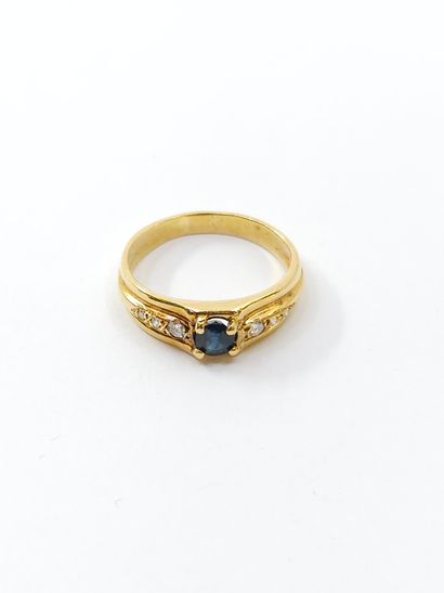 RING in yellow 750° set with a sapphire and...