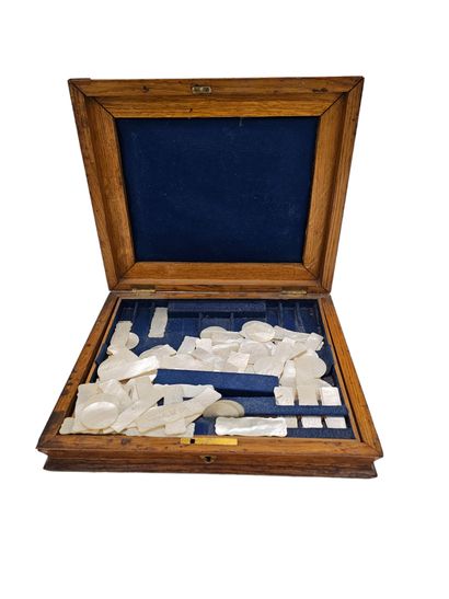 COFFRET A BIJOUX EN BOIS ET METAL 
Ouvrant...