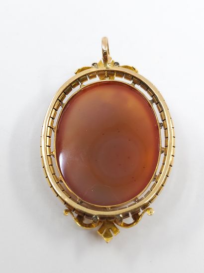 BROCHE CAMEE sur agate représentant une femme...