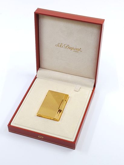 DUPONT 
Briquet en métal doré guilloché 
Dans...