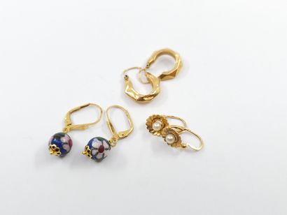 LOT de trois paires de boucles d'oreilles...