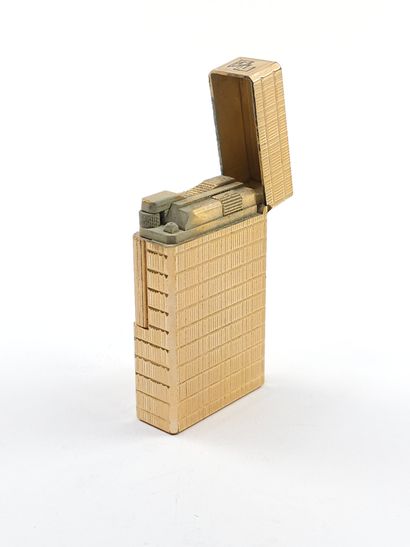 DUPONT 
Briquet en métal doré guilloché
Dans...