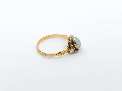 BAGUE en or jaune 750° ornée d'une opale...