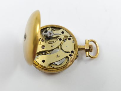 MONTRE de col en or jaune 750°, le dos ornée...