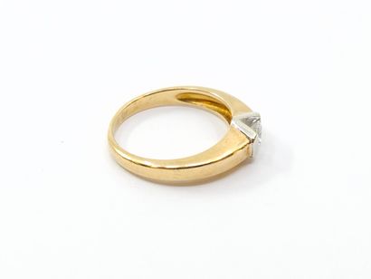 Two-tone 750° gold semi-set solitaire ring...