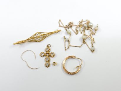 LOT d'or 750° comprenant :
Collier en or...