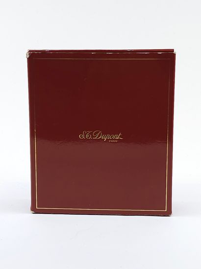 DUPONT 
Briquet en métal doré guilloché 
Dans...