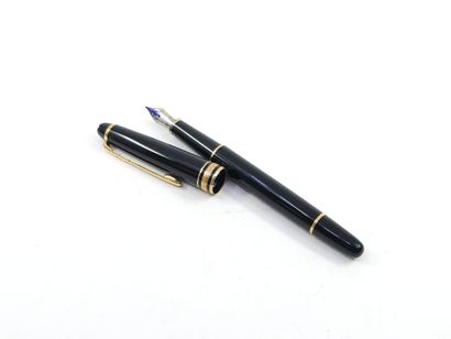 UN MONTBLANC
Stylo à plume 
Dans sa boîte...