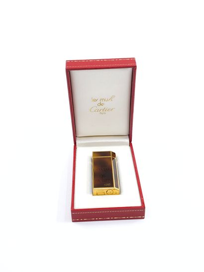 MUST de CARTIER 
Briquet en métal doré et...