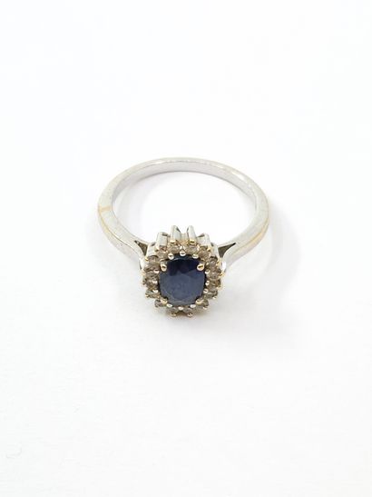 RING in 750° white gold set with a sapphire...