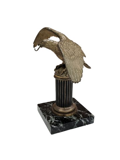 Porte-montre figurant un aigle en régule...