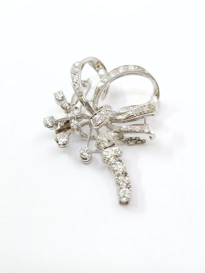 A 750° white gold BROCHURE with a plant motif...