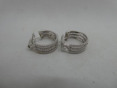 1 Paire boucles Or gris 18kt et diamants...