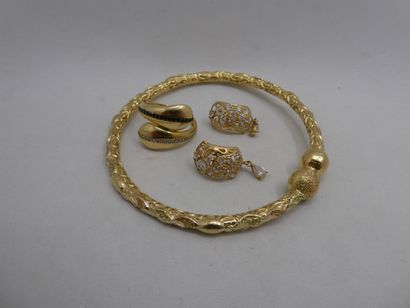 1 Paire boucles Or 3 tons 18kt et pierres...