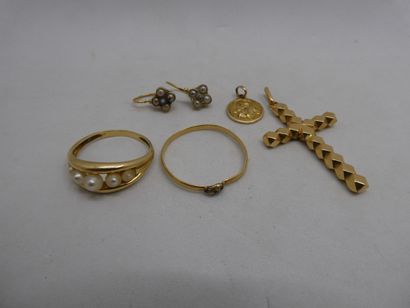 1 Paire boucles Or 18kt et divers 1,16g détériorée...