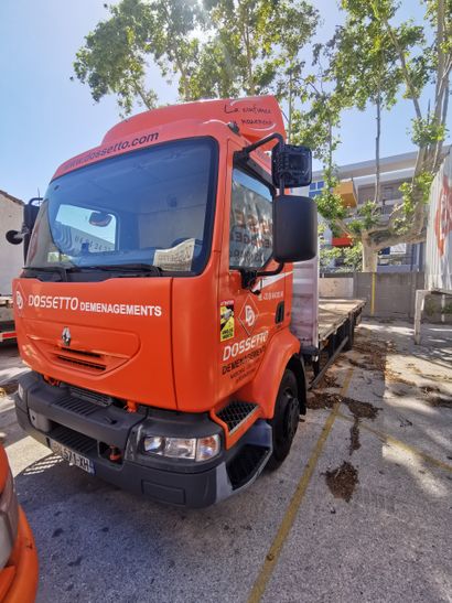 Véhicule RENAULT modèle MIDLUM, plateau 
Immatriculé...