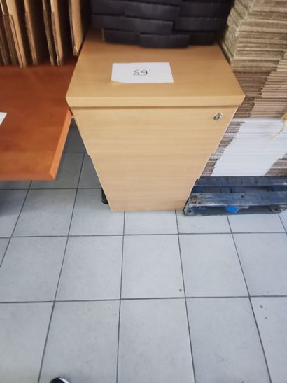 Etagère métallique 
Table en mélaminé 
Bureau...