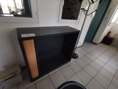 Deux bureaux en mélaminé 
Deux fauteuils
Deux...