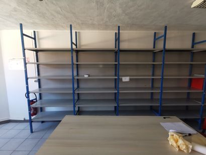 Etagère métallique 
Table en mélaminé 
Bureau...