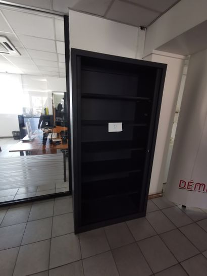 Trois bureaux d'angle en mélaminé 
Bureau...