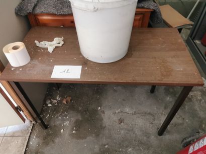 Chaise de bureau 
Table, plateau en compressé
Armoire...