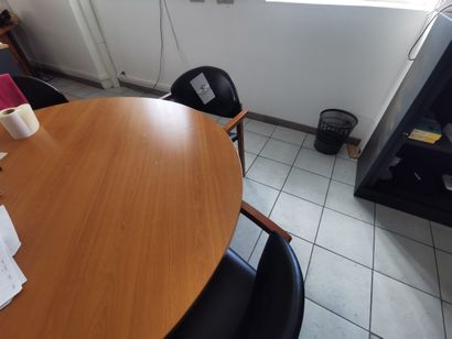 Deux bureaux en mélaminé 
Deux fauteuils
Deux...
