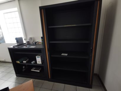 Deux bureaux en mélaminé 
Deux fauteuils
Deux...